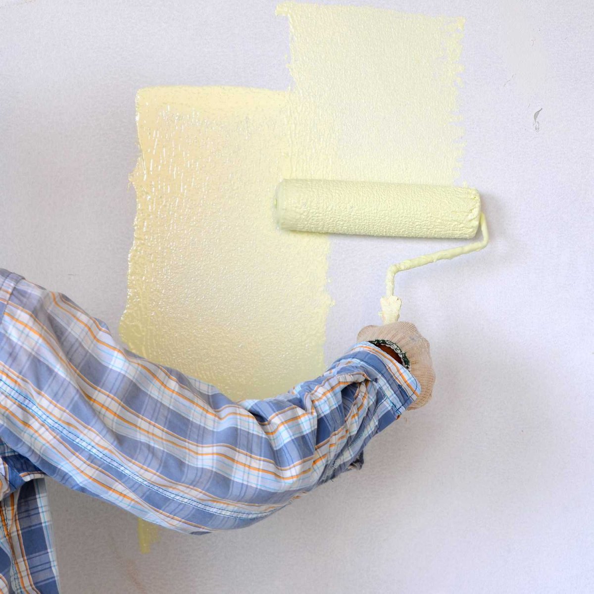 Старая покрашенная стена