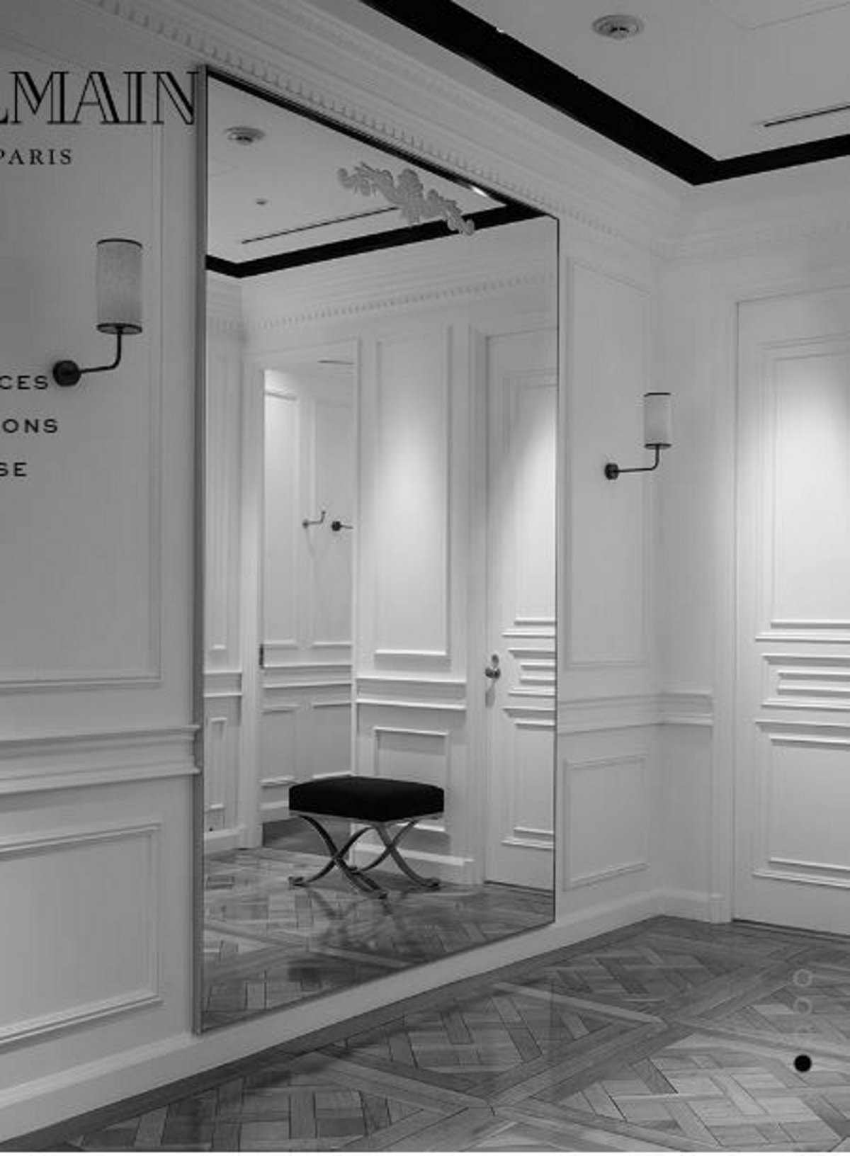 Молдинги в интерьере коридора