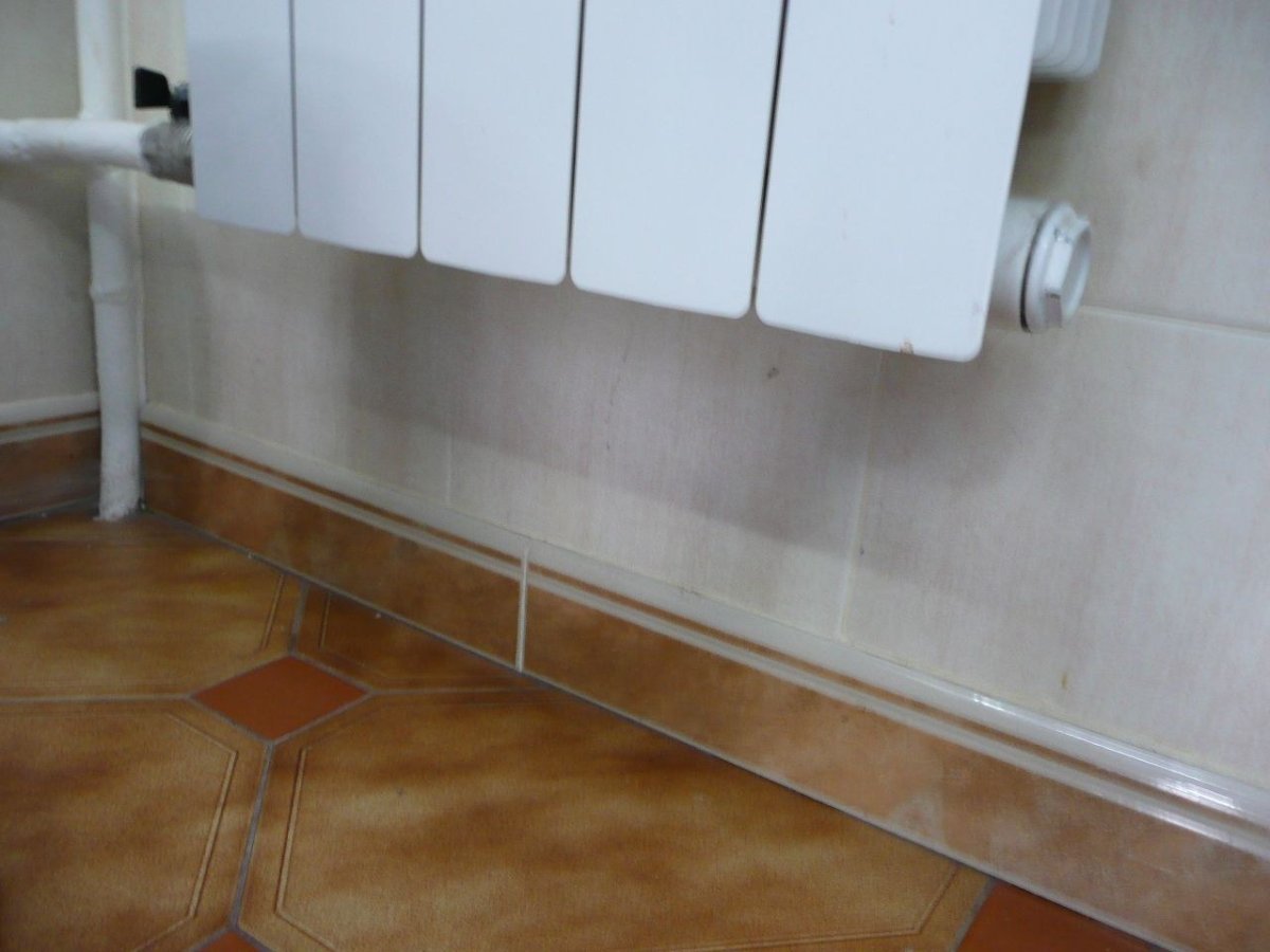 Плитка за радиатором отопления