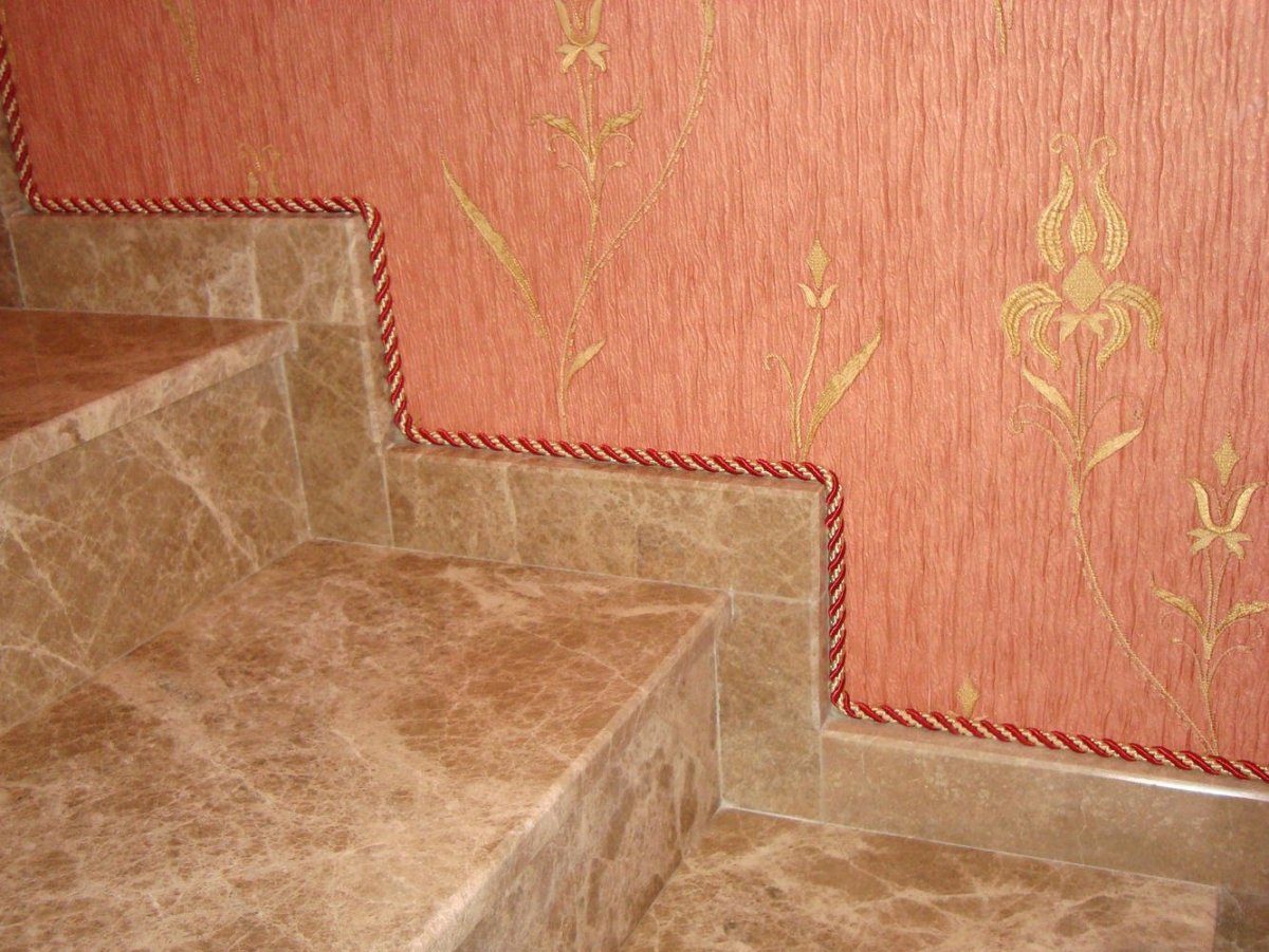 Сапожок из плитки на лестнице