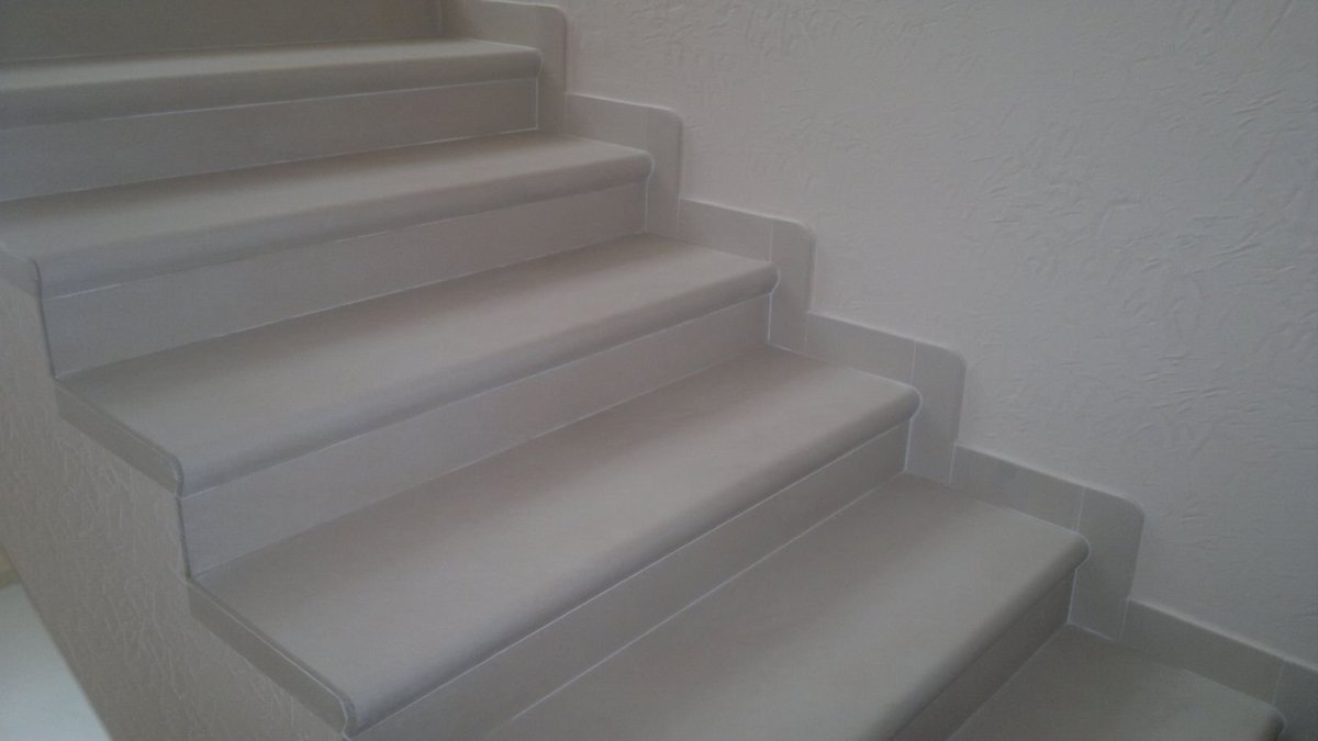 Плинтус на лестнице керамогранит