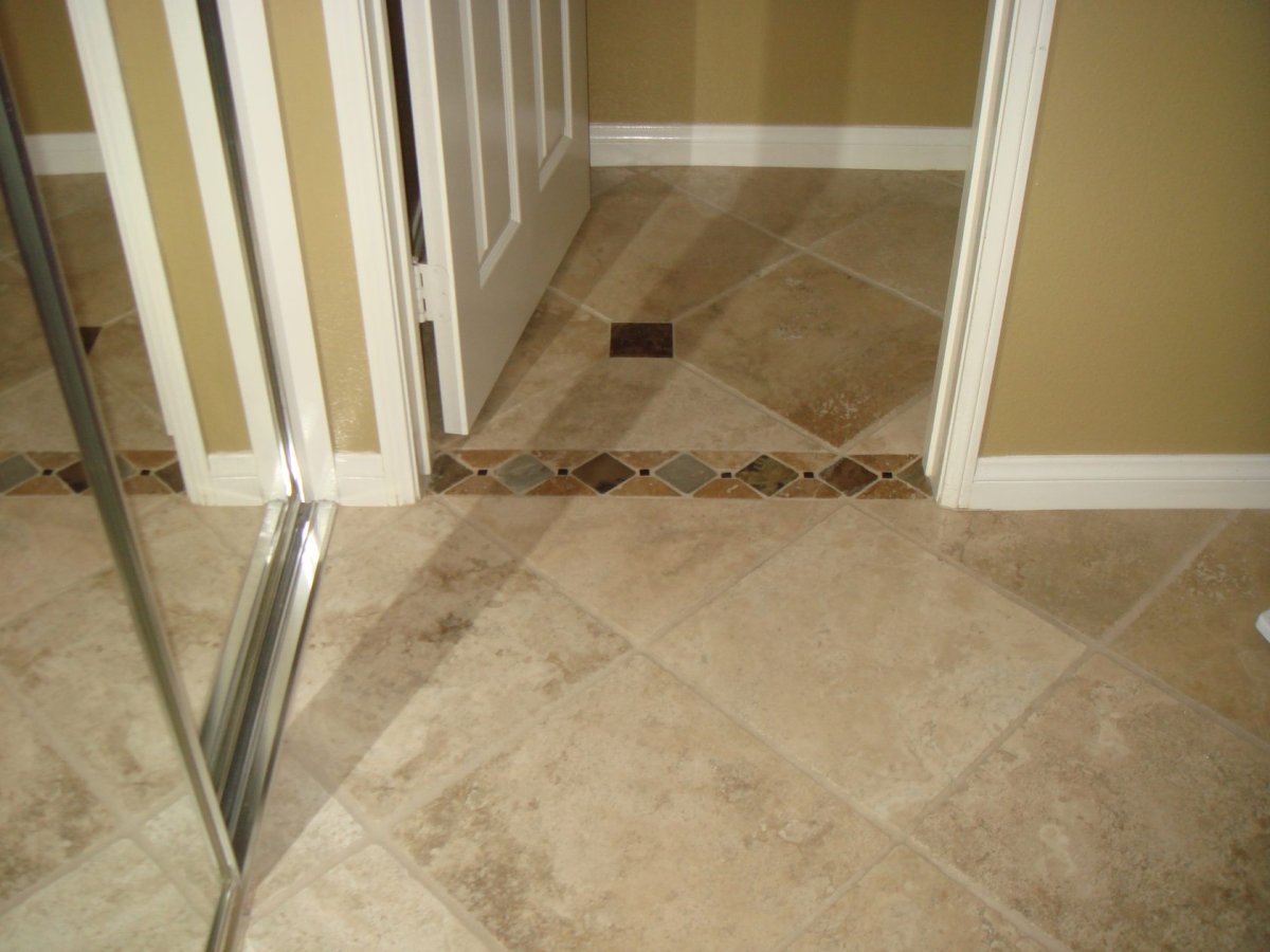 Плитка в коридоре и ванной