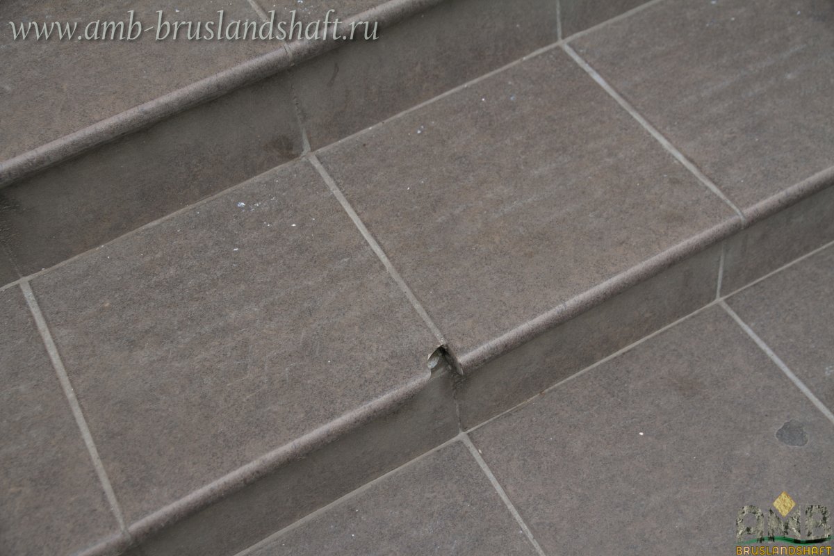 Плиточные швы на ступенях