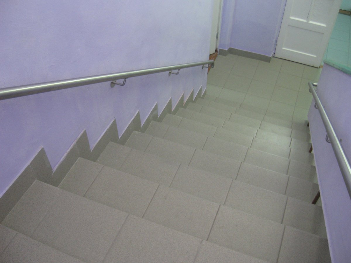 Плитка для ступеней в подъезде