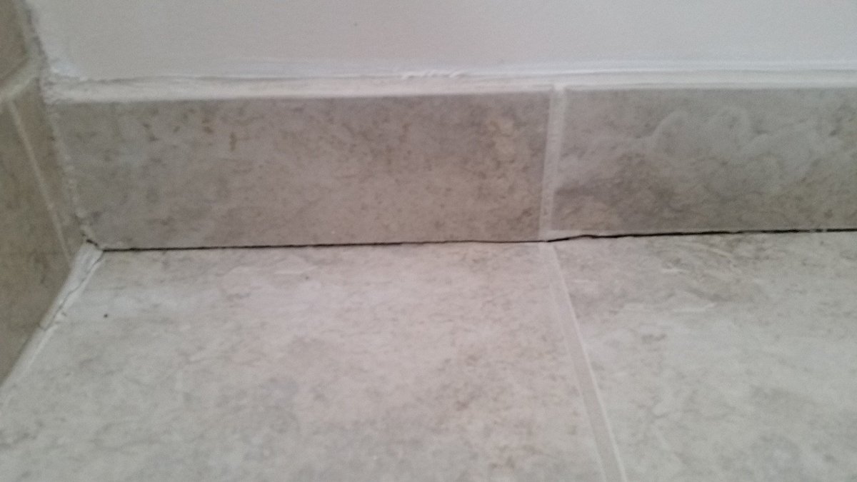 Стык стены и пола в ванной