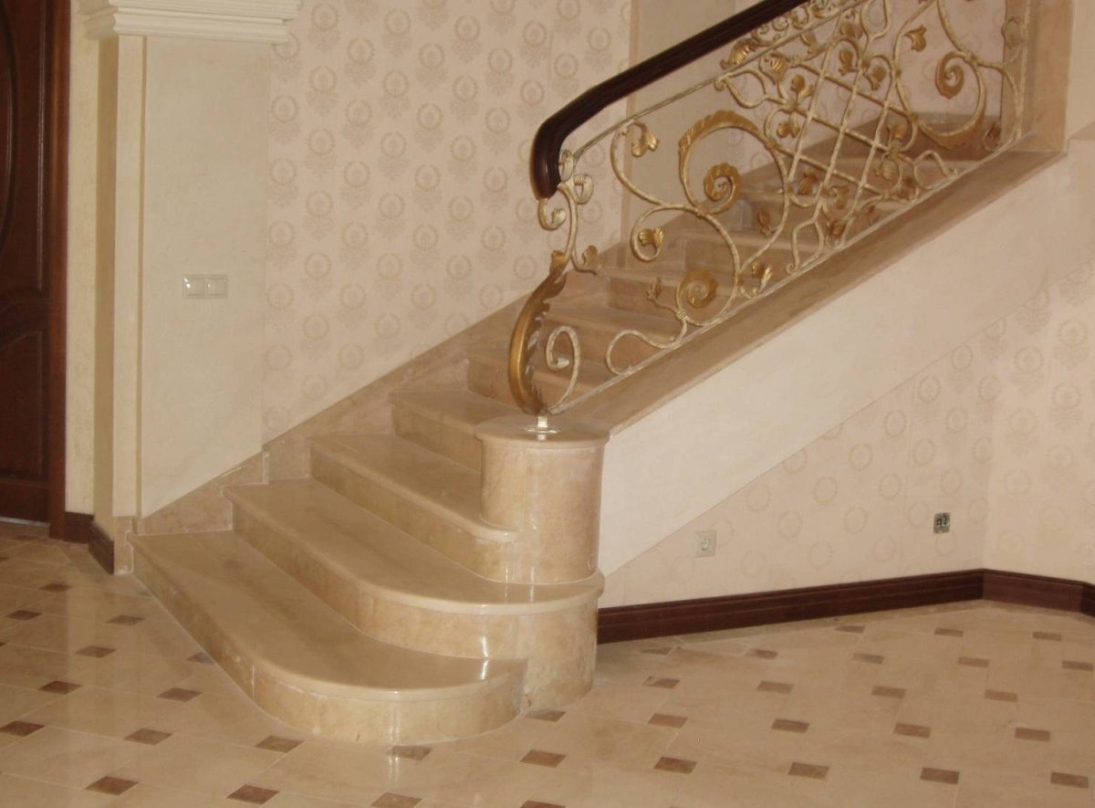 Лестница обшитая мраморными плитами