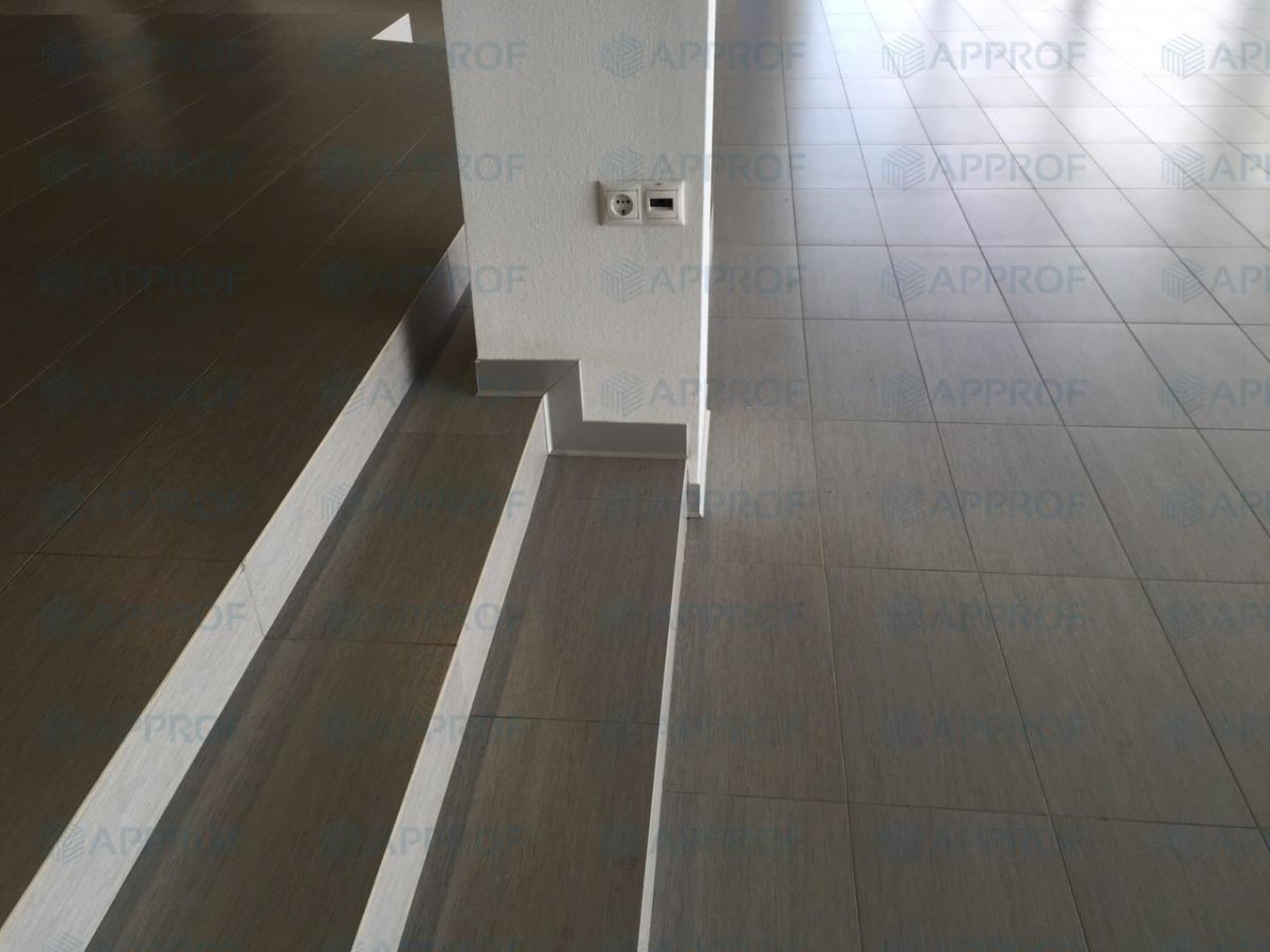 Алюминиевый плинтус на лестнице