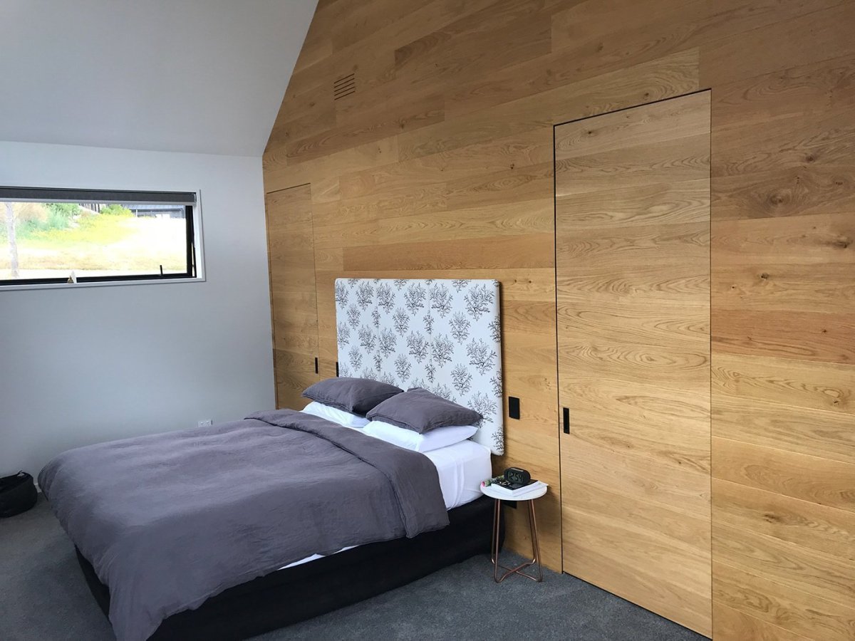 Квадратный ламинат на стене