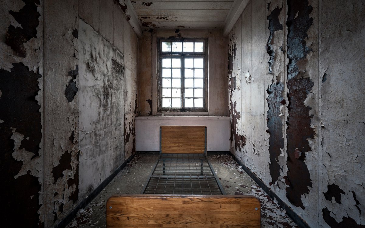 Обшарпанная комната