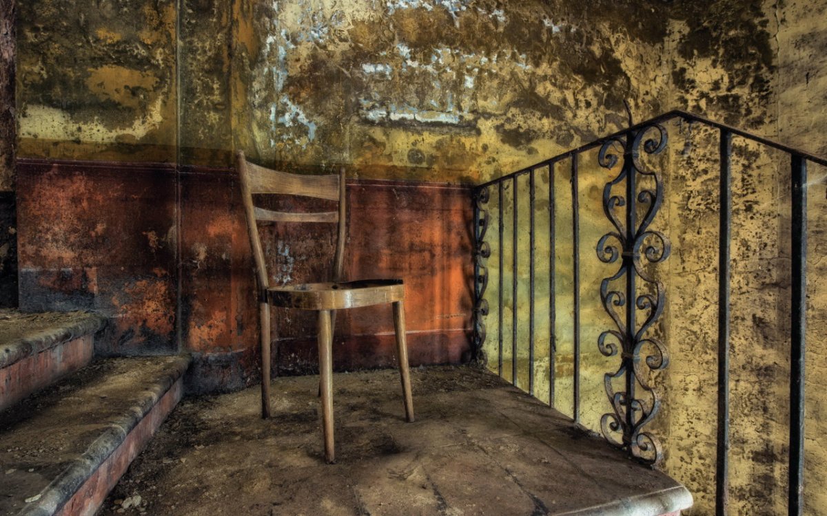 Трон обшарпанные стены