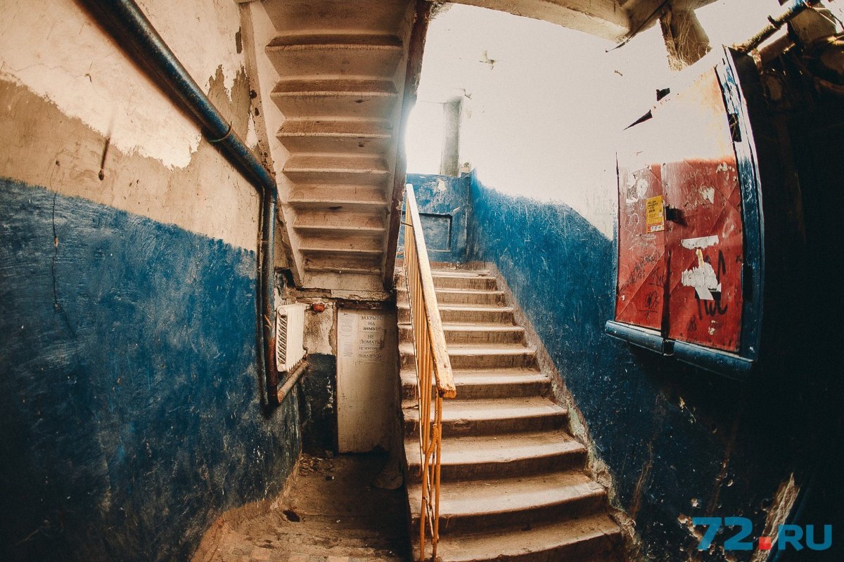 Подъездная стена