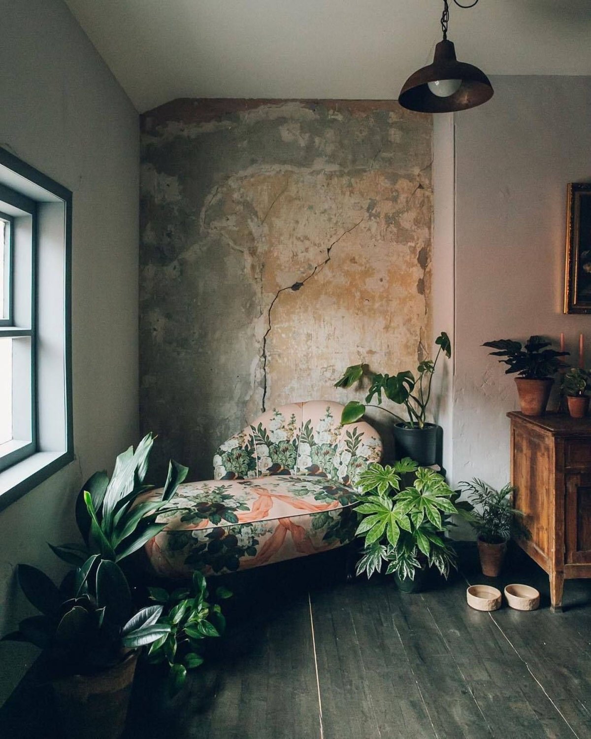 Интерьер с обшарпанными стенами