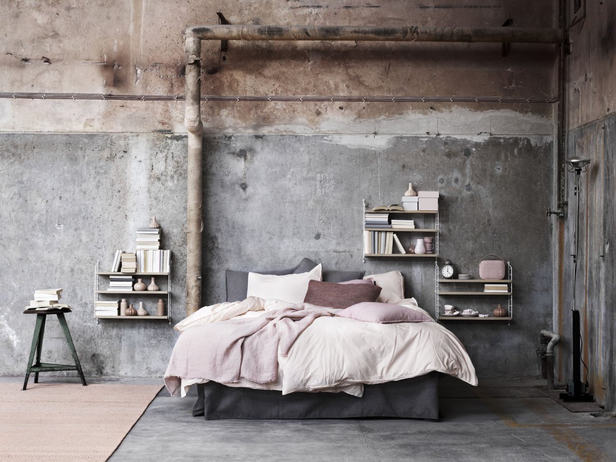 Комната с бетонными стенами