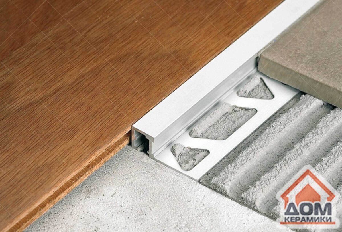 Плинтус для стыка плитки и ламината