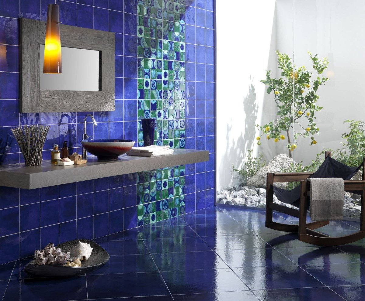Синяя керамическая плитка для ванной