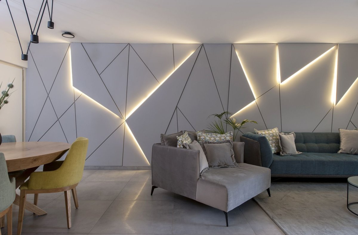 Треугольники на стене в интерьере