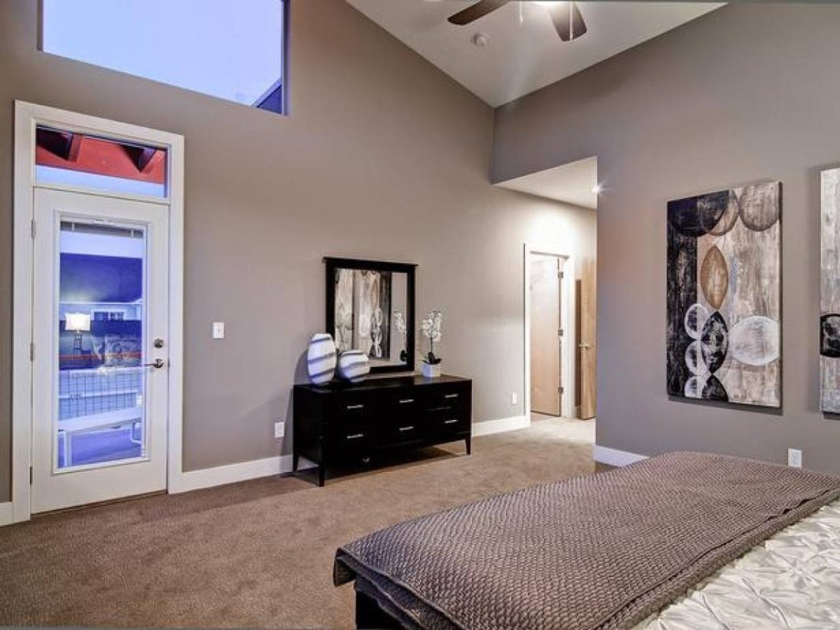 Стены тауп в спальне