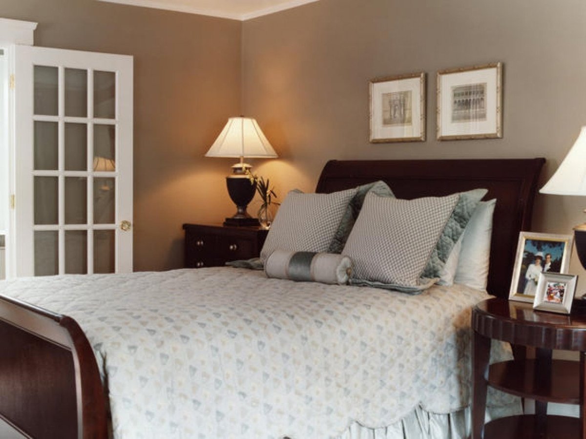 Кровать цвет тауп