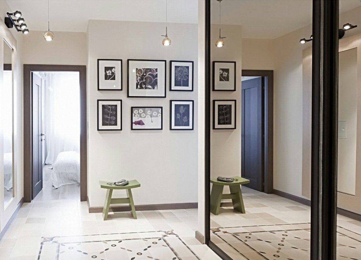 Большое зеркало в прихожей