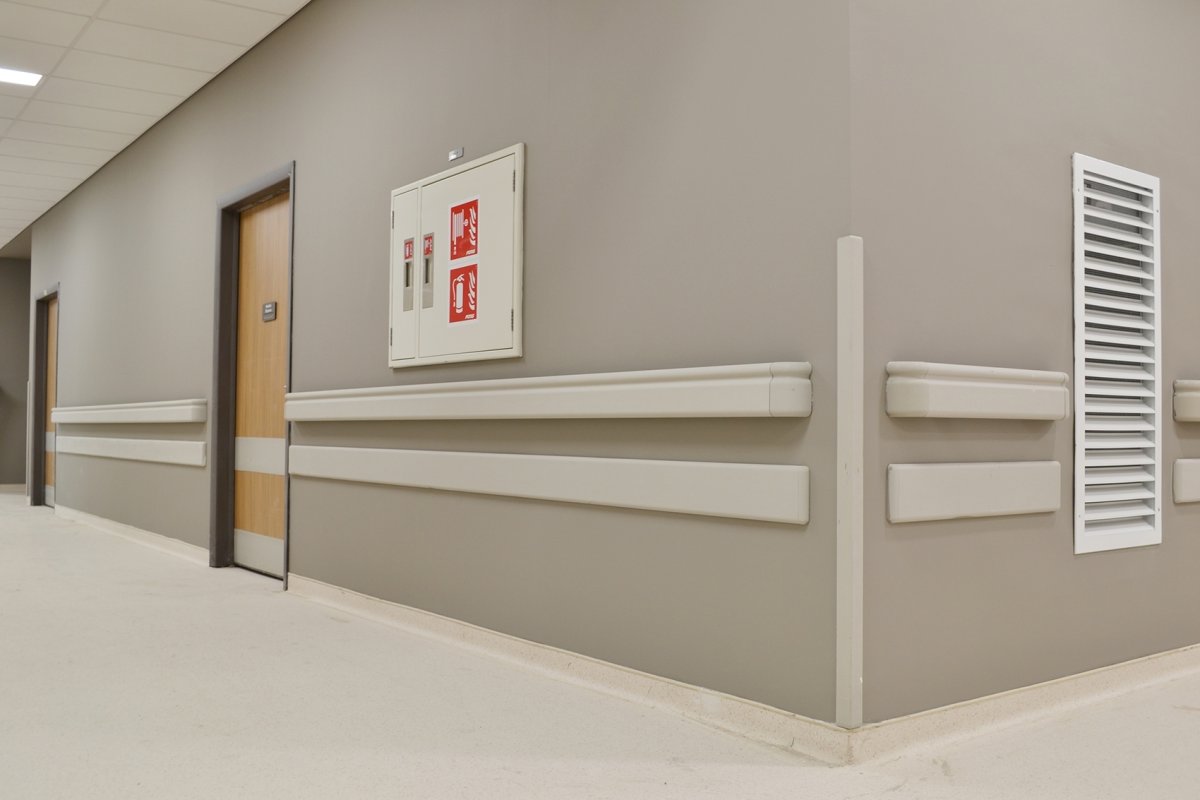 Монтаж системы защиты стен и углов