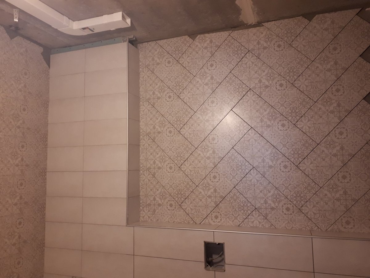 Плитка по диагонали на стене в ванной