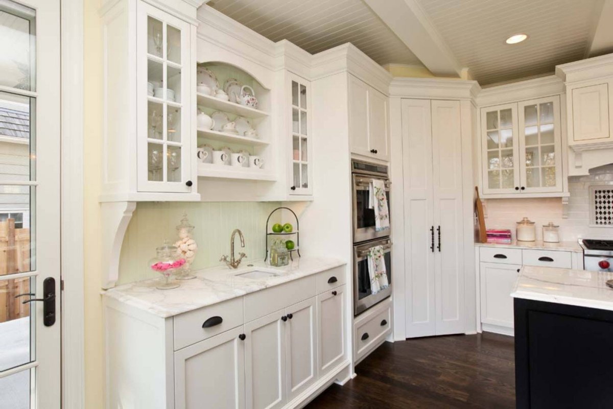 Угловая кухня с высокими шкафами