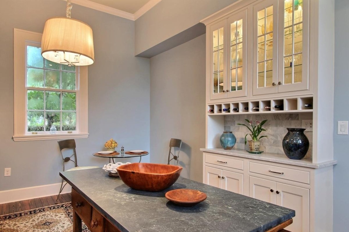 Встроенный буфет на кухне