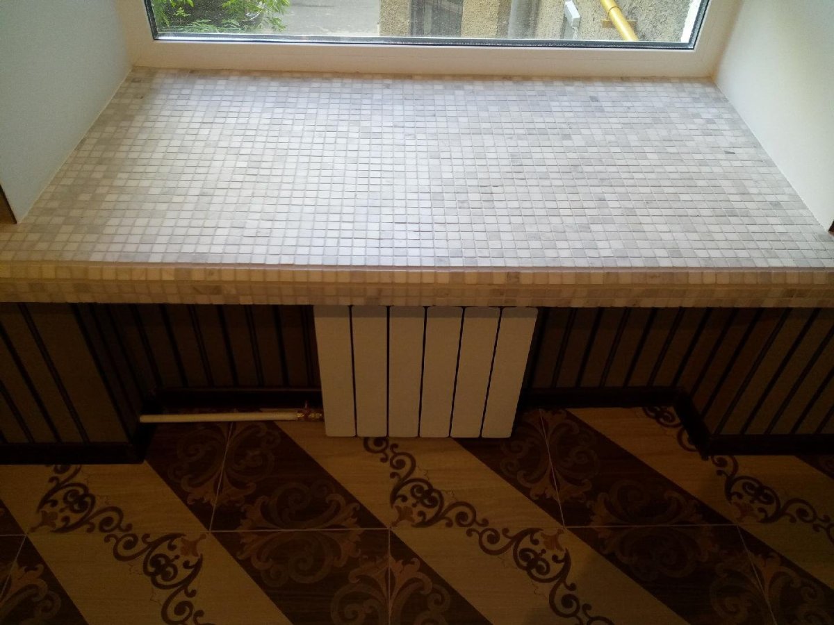 Подоконник отделанный мозаикой