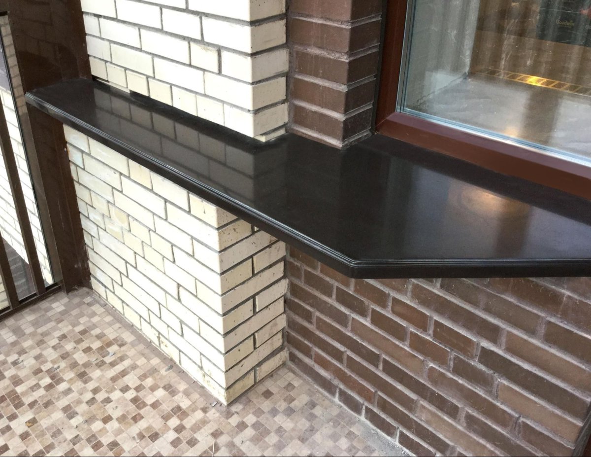 Подоконник на балконе из камня