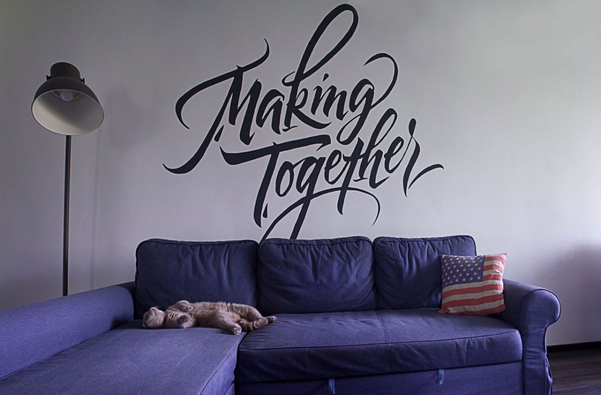 Надписи на стене в интерьере