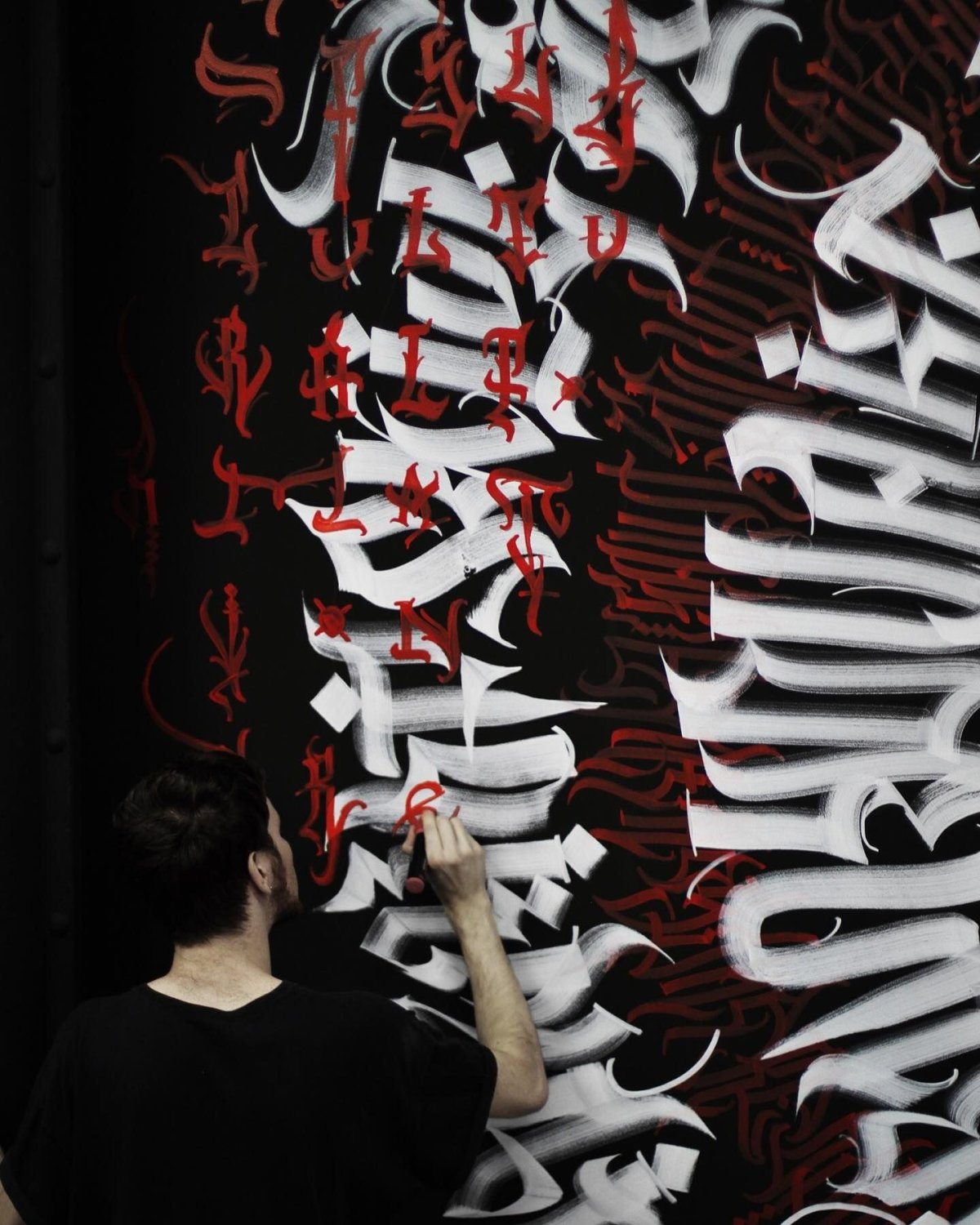 Каллиграфия на стене