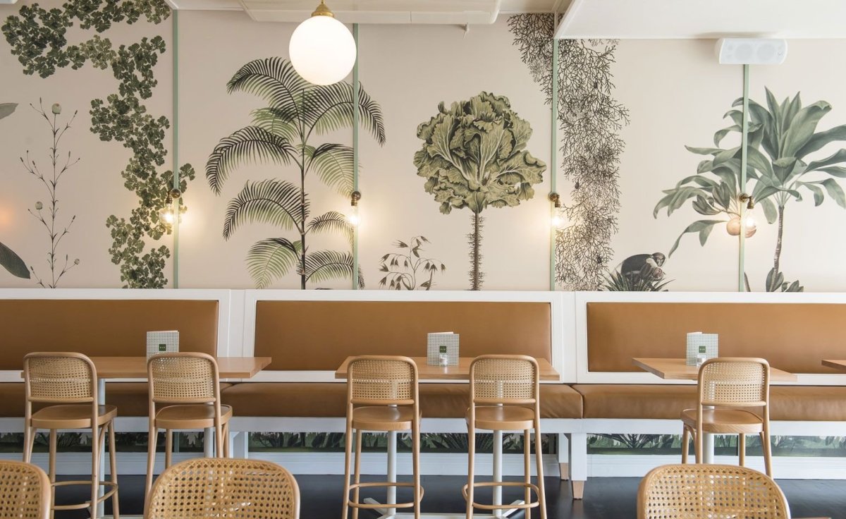 Цветы в интерьере кофейни