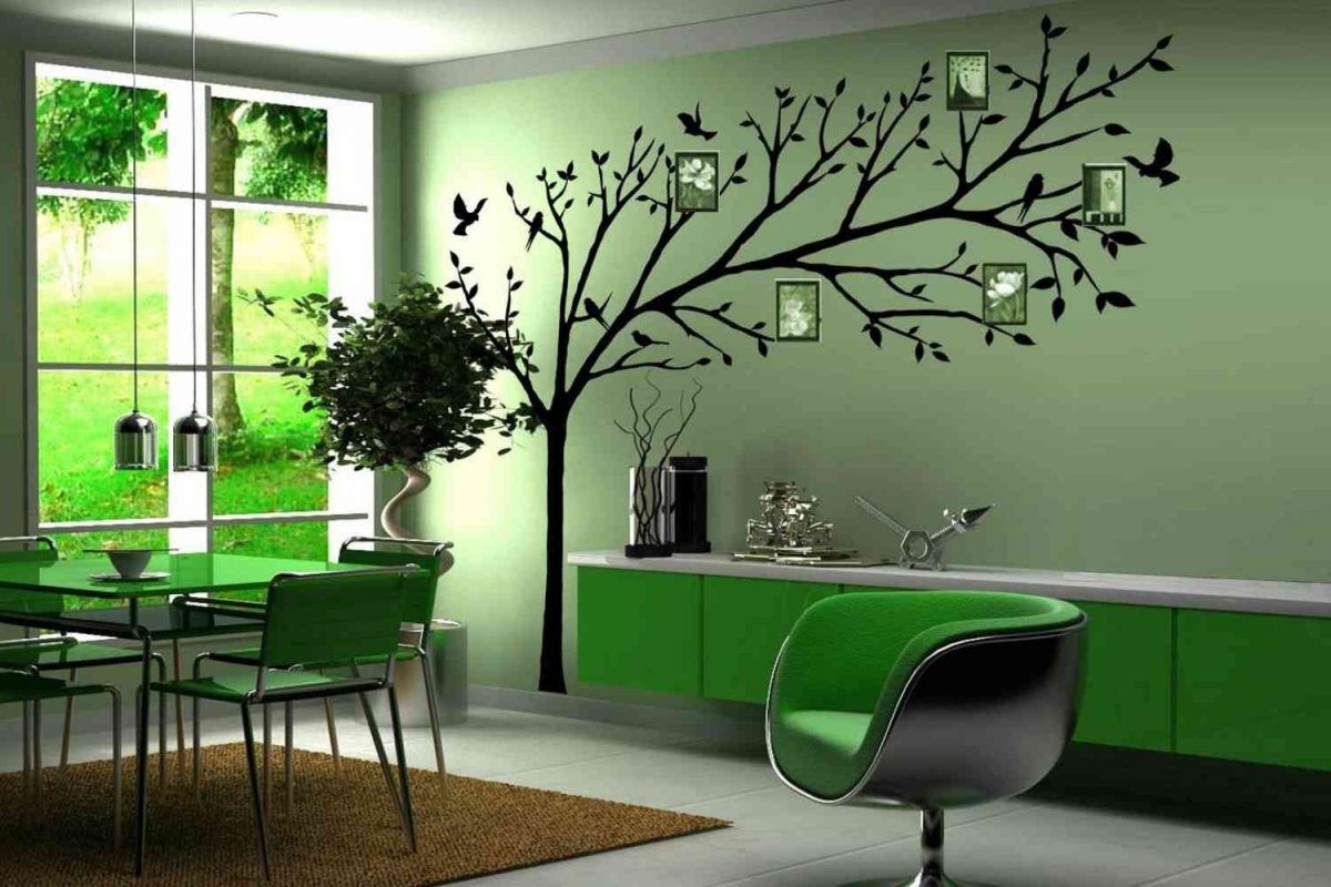 Дерево на стене в интерьере