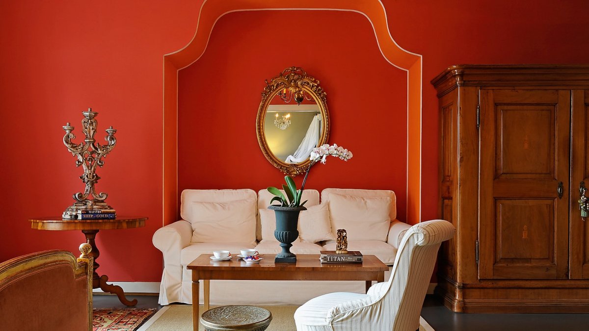 Красный цвет в классическом интерьере