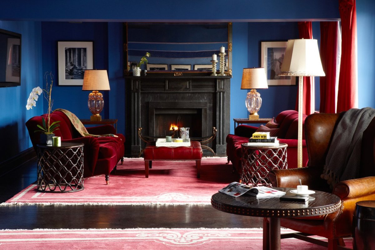 Синяя гостиная с камином