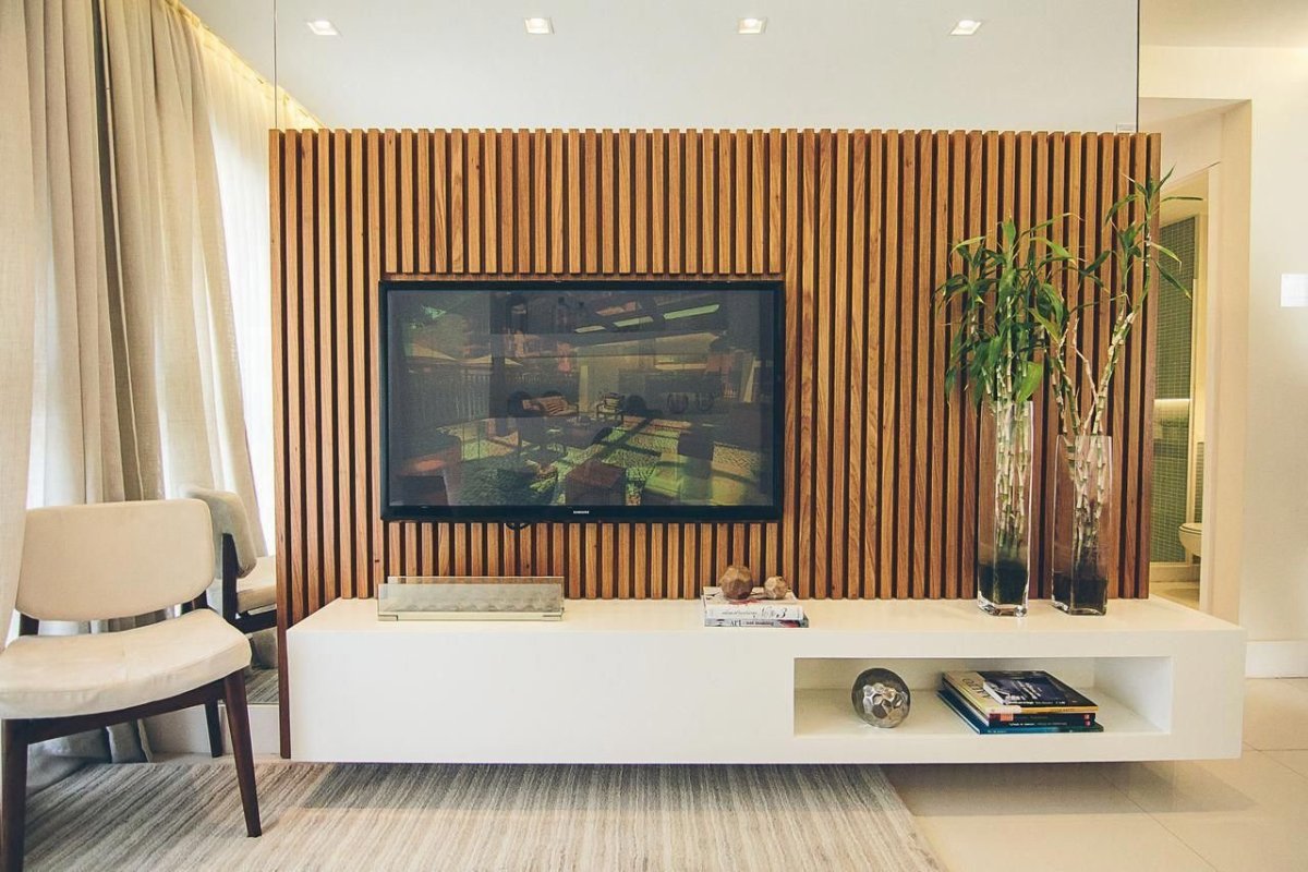 Телевизор на реечной стене