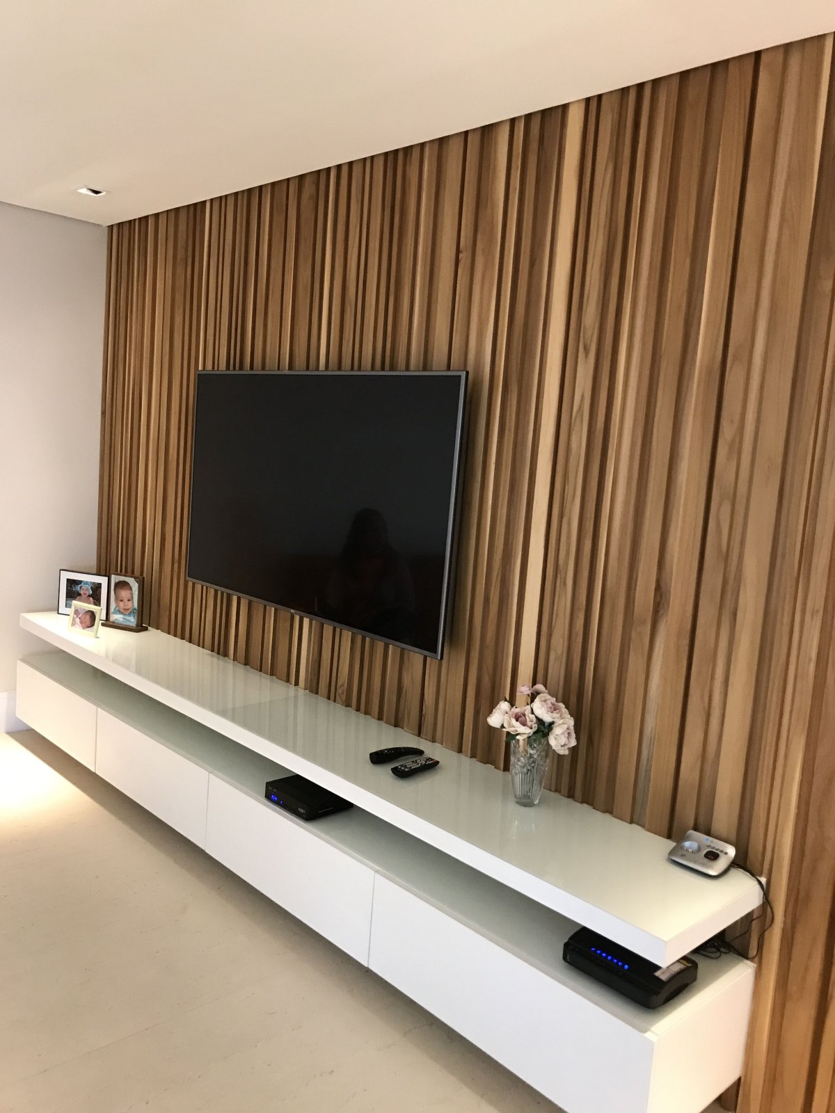 Панель за телевизором