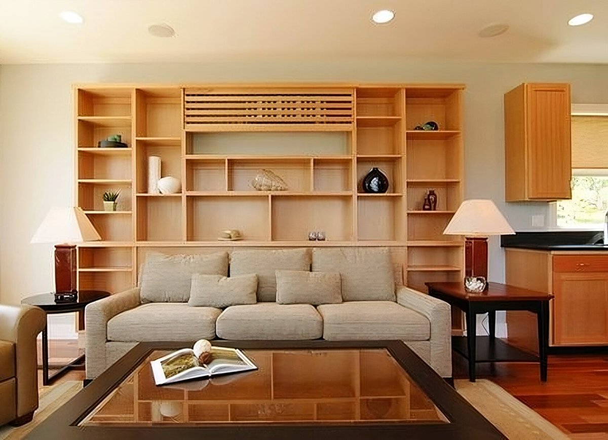 Полка за диваном в гостиной