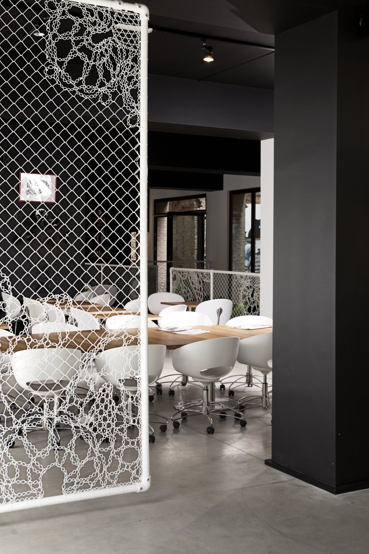 Перегородка из металлической сетки