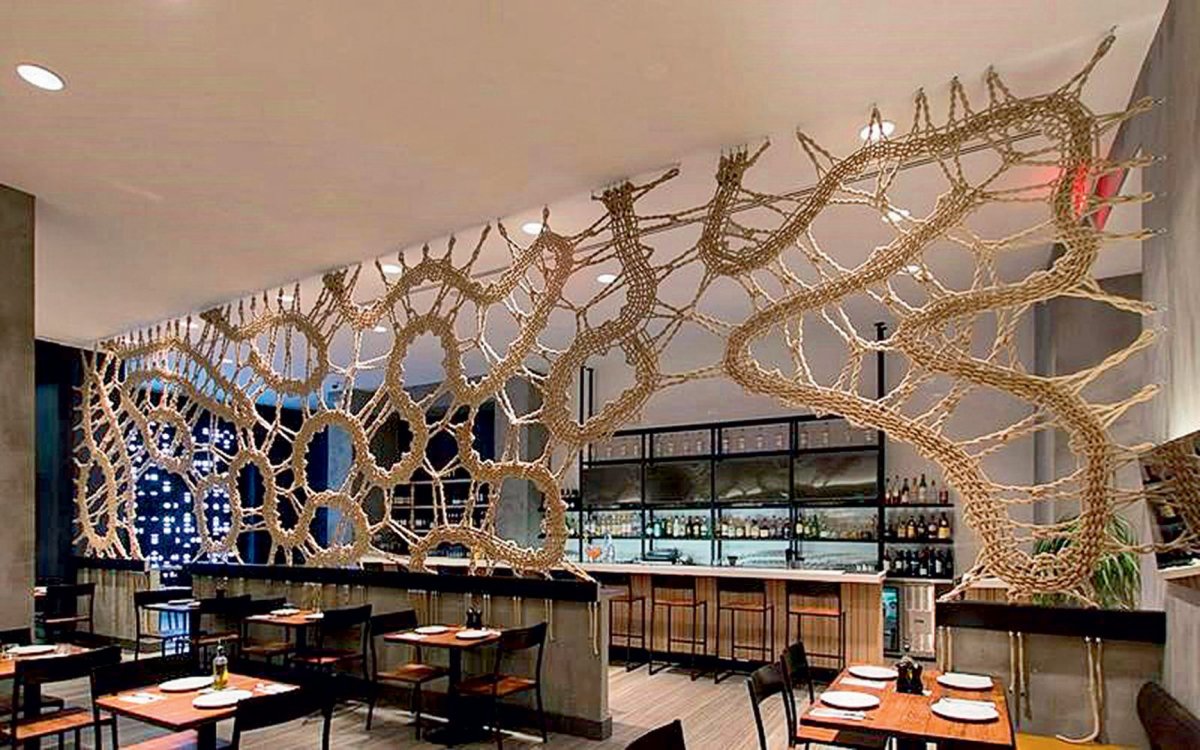 Канат в интерьере кафе