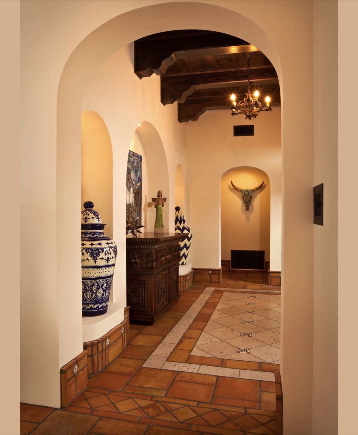 Дизайн коридора в испанском стиле