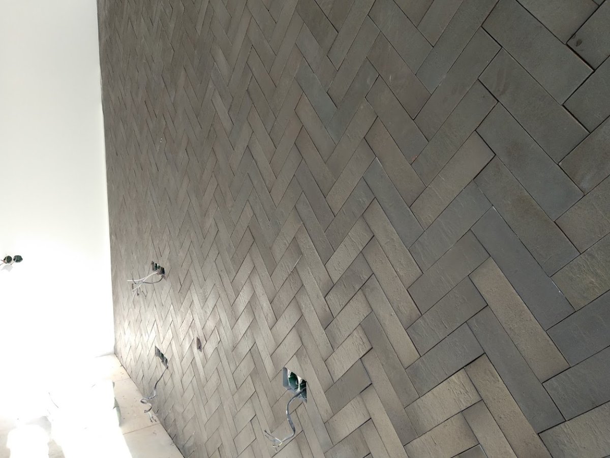 Декоративный кирпич елочкой