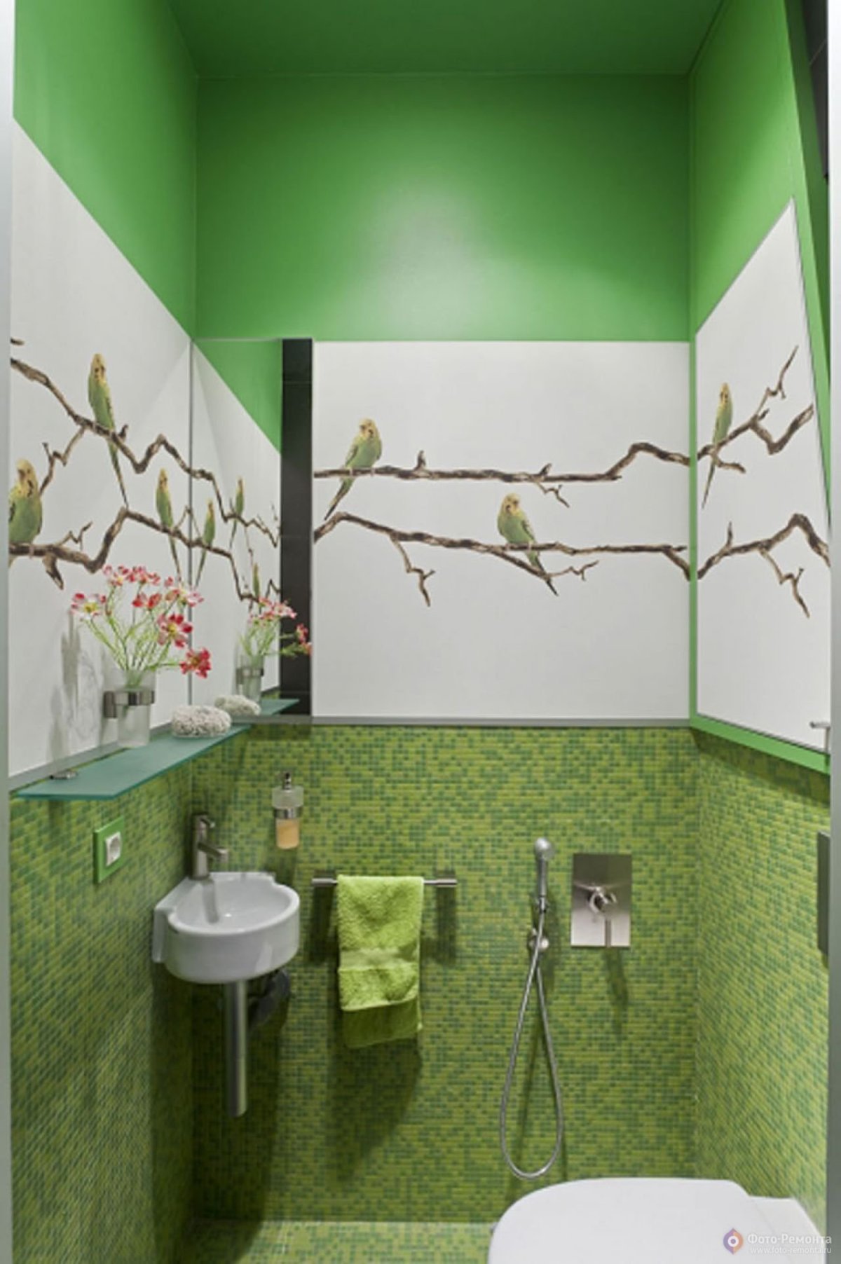 Туалетная комната в зеленых тонах
