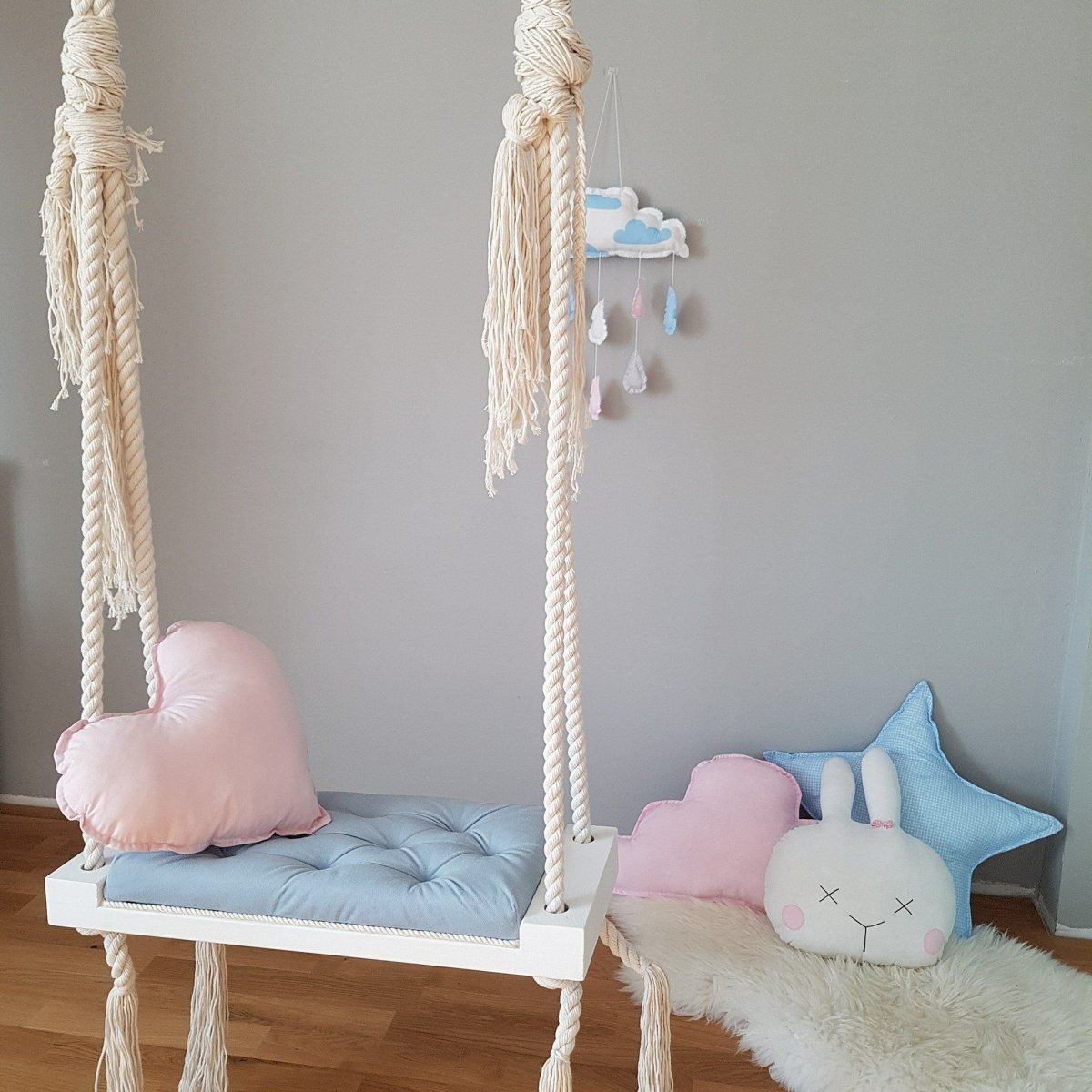 Качели в детской комнате