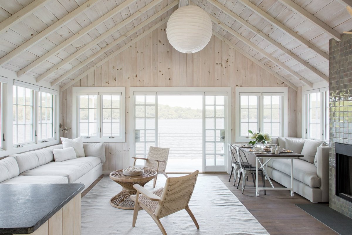 Светлый интерьер барнхаус