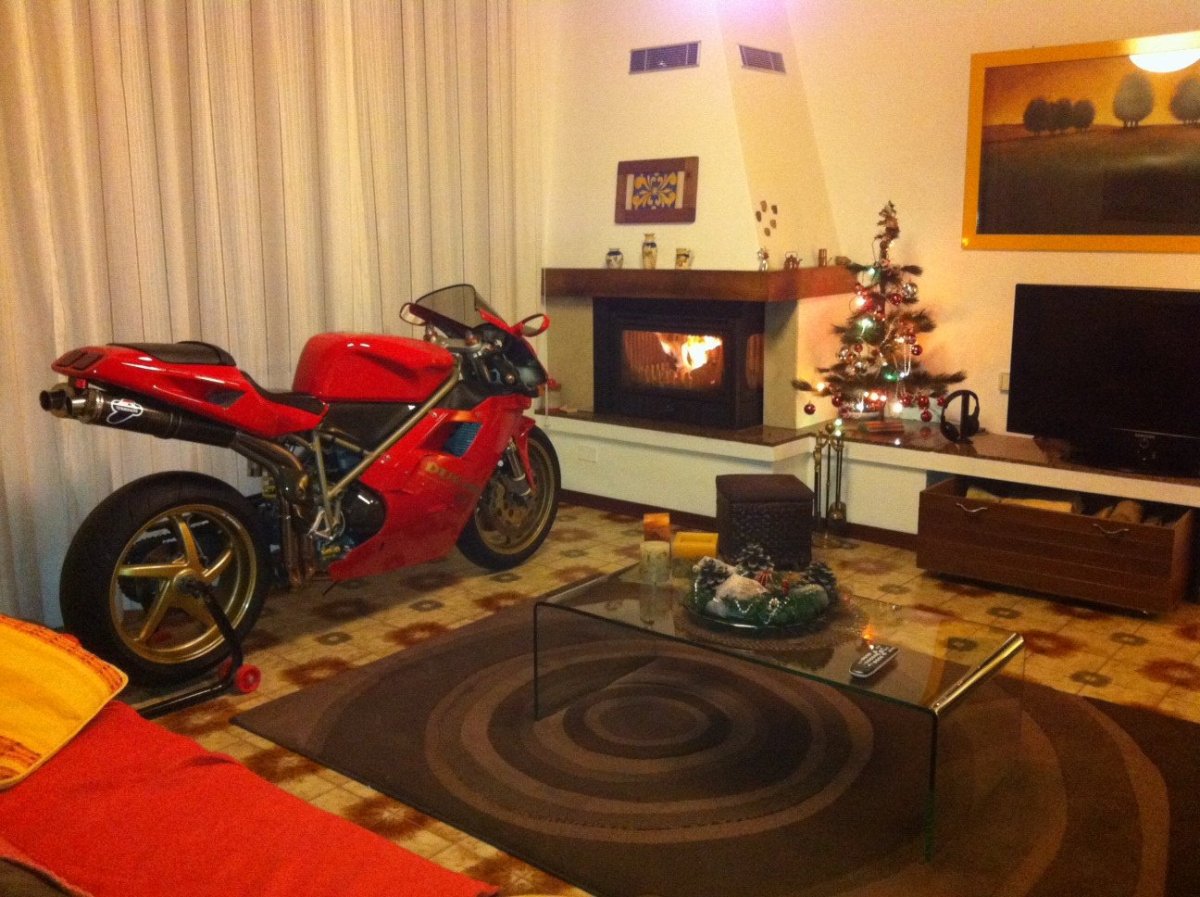 Где поставить мотоцикл. Мотоцикл в квартире. Мотоцикл в интерьере квартиры. Комната в стиле мотоциклов. Байк в квартире.
