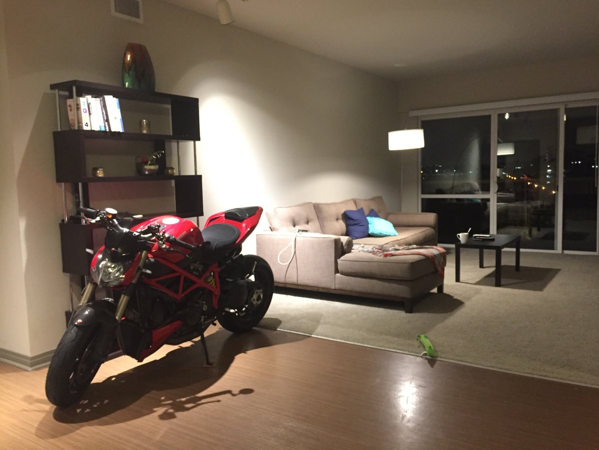 Мотоцикл в квартире