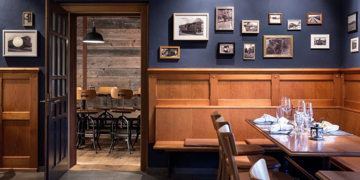 Деревянные панели в баре