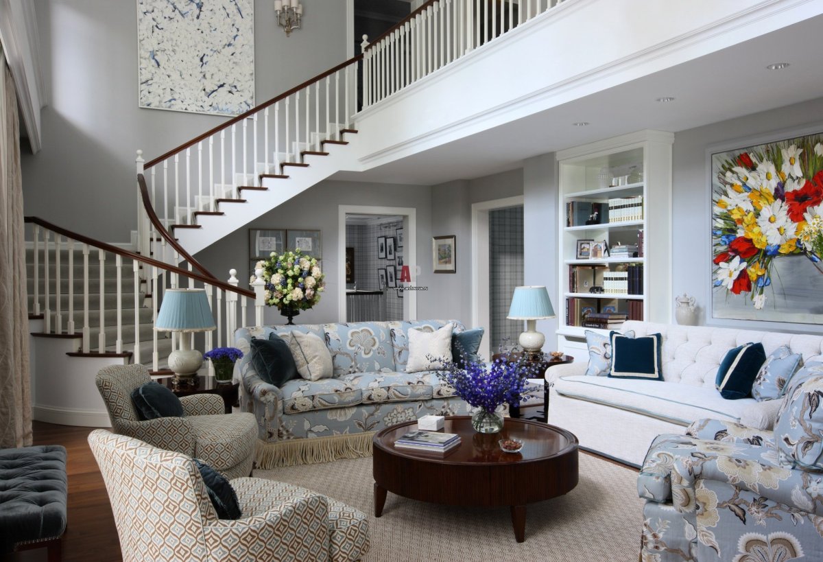 Гостиная с лестницей