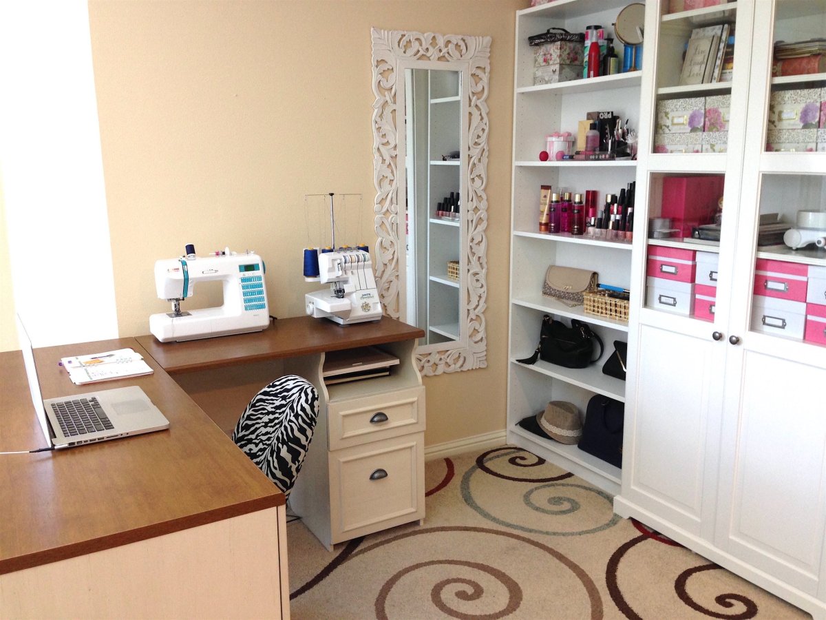 Швейный уголок в гостиной